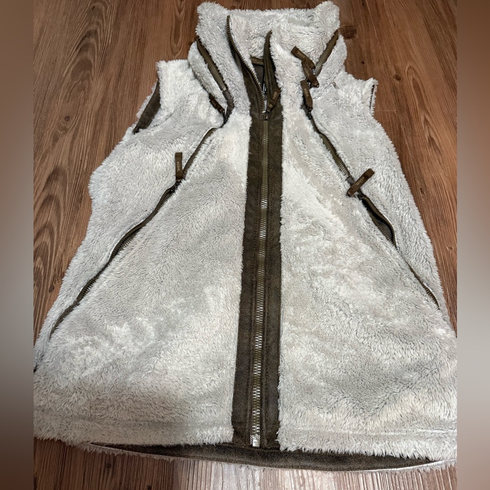 Women’s Kuhl Off White Vest With Hood Size L Like New